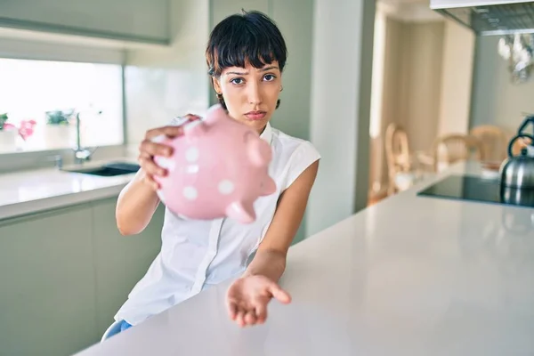 Jong Brunette Vrouw Tonen Leeg Spaarvarken Bank Met Triest Gezicht — Stockfoto