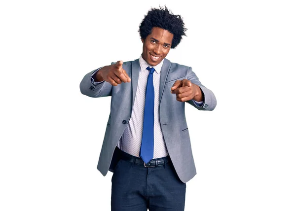 Hombre Afroamericano Guapo Con Pelo Afro Usando Chaqueta Negocios Señalándote —  Fotos de Stock