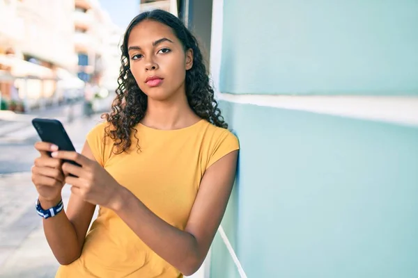 若いアフリカ系アメリカ人の女の子は 市内でスマートフォンを使用して不幸な表現 — ストック写真