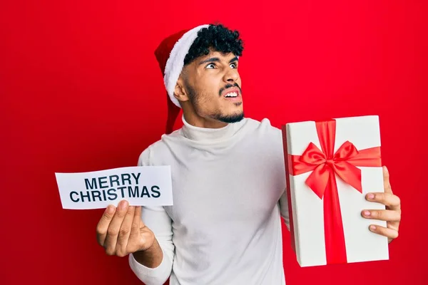 Ung Arabisk Stilig Man Bär Jul Hatt Hålla Glad Jul — Stockfoto