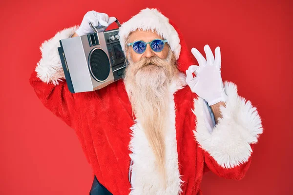 Παλιά Ανώτερος Άνθρωπος Φορώντας Κοστούμι Santa Claus Και Boombox Κάνει — Φωτογραφία Αρχείου