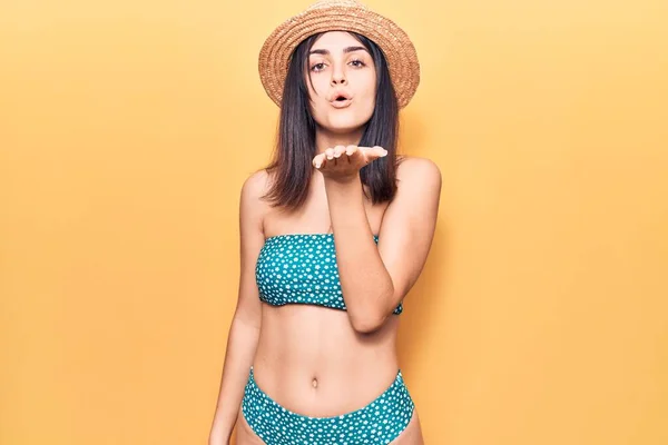 Joven Hermosa Chica Con Bikini Sombrero Verano Mirando Cámara Soplando —  Fotos de Stock