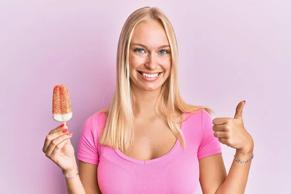 Ung Blond Flicka Som Håller Glass Leende Glad Och Positiv — Stockfoto