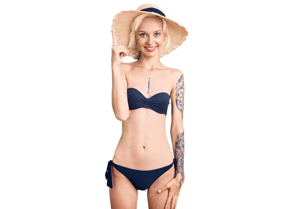 Giovane Donna Bionda Con Tatuaggio Che Indossa Bikini Cappello Estivo — Foto Stock