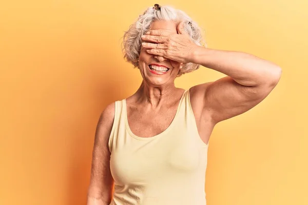 Mulher Cabelos Grisalhos Sênior Vestindo Roupas Casuais Sorrindo Rindo Com — Fotografia de Stock