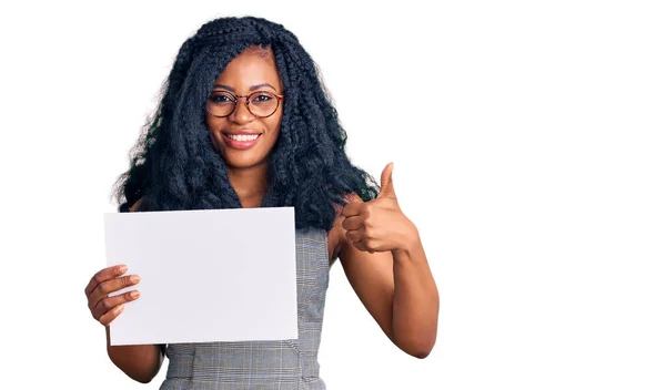 Mulher Americana Africana Bonita Segurando Banner Vazio Branco Sorrindo Feliz — Fotografia de Stock