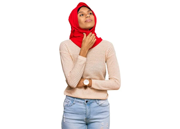 痛みを伴う首に触れる伝統的なイスラムのヒジャーブスカーフを身に着けている若いアフリカ系アメリカ人女性 インフルエンザのための喉の痛み 寒さと感染症 — ストック写真