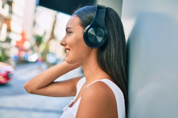 Giovane Ragazza Latina Sorridente Felice Con Cuffie Appoggiate Muro — Foto Stock