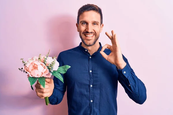 Fiatal Jóképű Romantikus Férfi Kezében Gyönyörű Csokor Virág Felett Rózsaszín — Stock Fotó