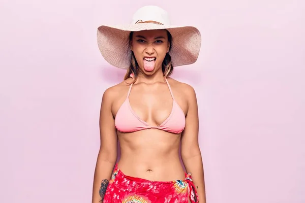 Mujer Joven Con Bikini Sombrero Sacando Lengua Feliz Con Expresión —  Fotos de Stock