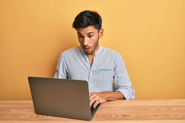 Ofiste Çalışan Genç Yakışıklı Bir Adam Dizüstü Bilgisayarla Korkmuş Ağzı — Stok fotoğraf