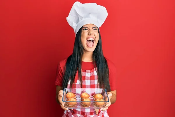 Ung Vacker Hispanic Flicka Bär Bagare Förkläde Gör Hemmagjorda Muffins — Stockfoto