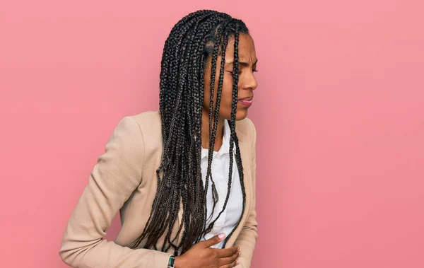 아프리카계 미국인 여성이 사업용 자켓을 이유는 불량과 스러운 병때문입니다 — 스톡 사진