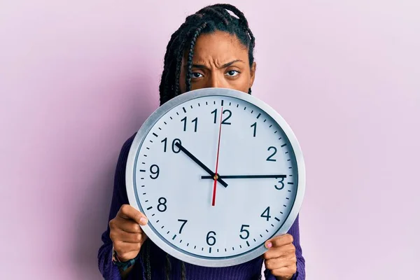 Африканская Американка Косичками Держащая Большие Часы Покрывающие Лицо Подавлена Беспокоится — стоковое фото