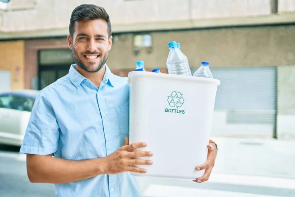 Jovem Hispânico Sorrindo Feliz Reciclagem Segurando Caixote Cheio Garrafa Plástico — Fotografia de Stock