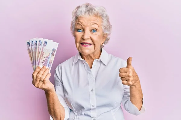 Femme Âgée Aux Cheveux Gris Tenant Des Billets 100 Roubles — Photo