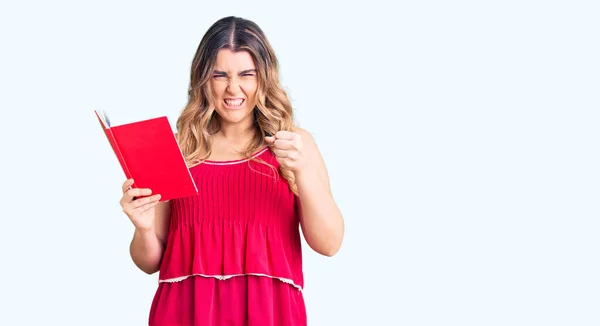 Giovane Donna Caucasica Tenendo Libro Infastidito Frustrato Gridando Con Rabbia — Foto Stock