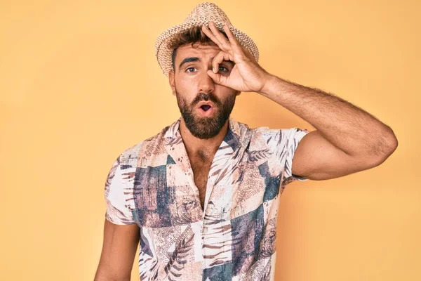 Homem Hispânico Jovem Usando Chapéu Verão Fazendo Gesto Chocado Com — Fotografia de Stock