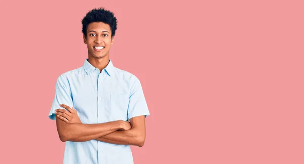 Joven Hombre Afroamericano Vistiendo Ropa Casual Cara Feliz Sonriendo Con —  Fotos de Stock