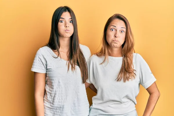 Latin Kökenli Anne Kız Aileleri Rahat Beyaz Tişörtler Giyip Komik — Stok fotoğraf