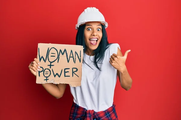 Joven Mujer Afroamericana Usando Arquitecto Hardhat Sosteniendo Bandera Poder Mujer — Foto de Stock