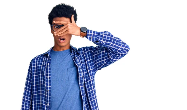 Genç Afro Amerikan Adam Günlük Giysiler Gözlük Takıyor Şok Olmuş — Stok fotoğraf