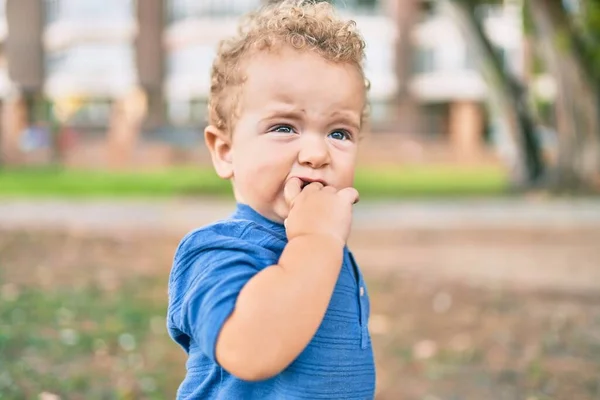 Sad Little Boy Putting Fingers Mouth Touching Gums Because Toothache — Stock Photo, Image