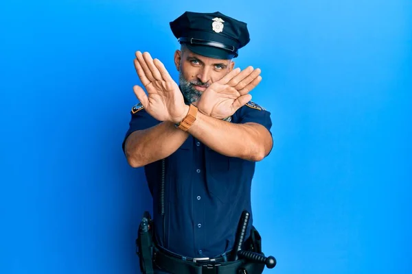 Hombre Guapo Mediana Edad Con Expresión Rechazo Uniforme Policía Cruzando —  Fotos de Stock