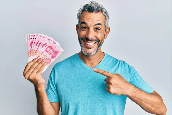 Hombre Pelo Gris Mediana Edad Sosteniendo Billetes Chinos Yuan Sonriendo —  Fotos de Stock