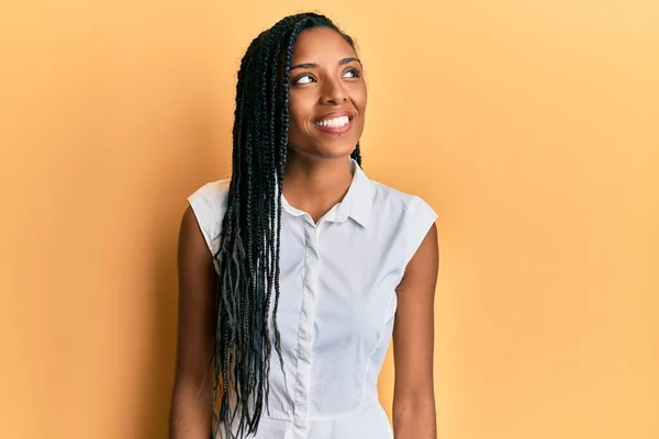 Африканская Американка Повседневной Одежде Смотрит Сторону Улыбкой Лице Естественным Выражением — стоковое фото