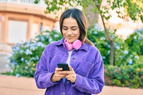 Νεαρή Ισπανίδα Γυναίκα Που Χρησιμοποιεί Smartphone Και Ακουστικά Στην Πόλη — Φωτογραφία Αρχείου