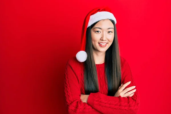 Jovem Chinesa Usando Chapéu Natal Rosto Feliz Sorrindo Com Braços — Fotografia de Stock