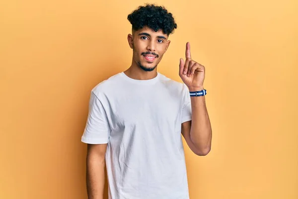 Joven Árabe Guapo Hombre Con Camiseta Blanca Casual Sonriendo Con — Foto de Stock