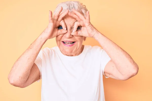 Starší Krásná Žena Modrýma Očima Šedivými Vlasy Klasické Bílé Tričko — Stock fotografie