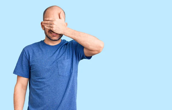 Joven Hombre Guapo Con Camiseta Casual Sonriendo Riendo Con Mano — Foto de Stock