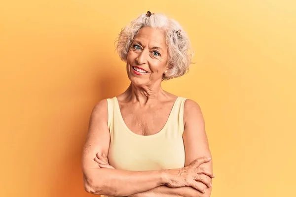 Senior Mulher Cabelos Grisalhos Vestindo Roupas Casuais Rosto Feliz Sorrindo — Fotografia de Stock