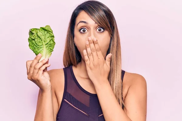 Ung Vacker Kvinna Håller Sallad Täcker Munnen Med Handen Chockad — Stockfoto