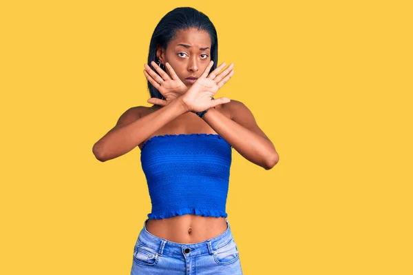 Mujer Afroamericana Joven Que Usa Ropa Verano Casual Expresión Rechazo —  Fotos de Stock