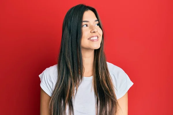 Jeune Femme Brune Portant Shirt Blanc Décontracté Sur Fond Rouge — Photo