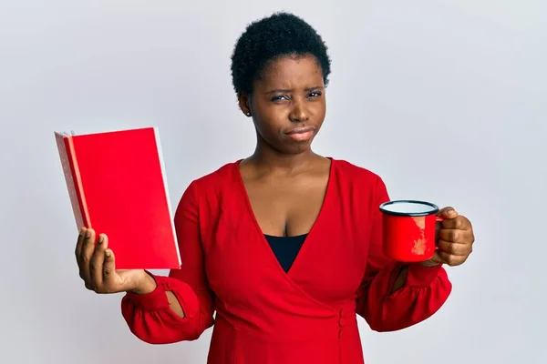 Mujer Africana Joven Con Pelo Corto Leyendo Libro Bebiendo Una — Foto de Stock