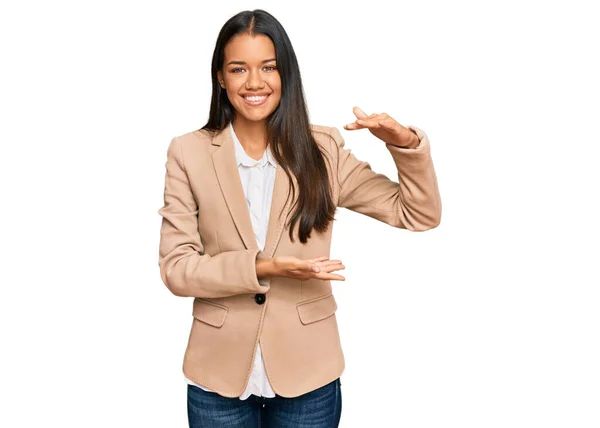 Mulher Hispânica Bonita Vestindo Jaqueta Negócios Gesticulando Com Mãos Mostrando — Fotografia de Stock