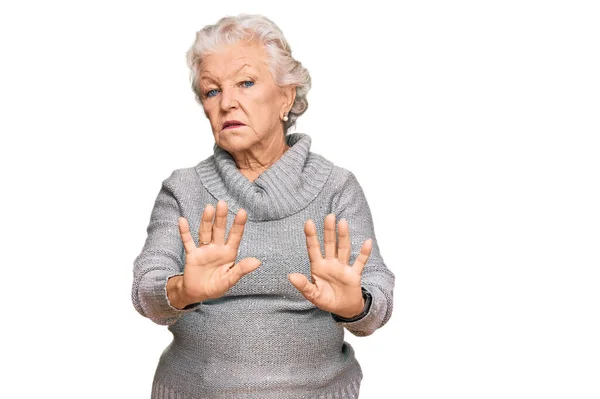 Eine Ältere Grauhaarige Frau Lässigem Winterpullover Die Die Hände Wegbewegt — Stockfoto