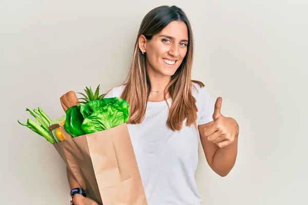 Brünette Junge Frau Hält Papiertüte Mit Brot Und Einkäufen Und — Stockfoto