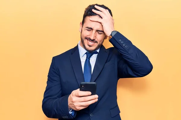 Joven Hombre Hispano Usando Traje Usando Teléfono Inteligente Estresado Frustrado —  Fotos de Stock