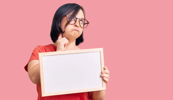 Mulher Morena Com Síndrome Segurando Vazio Branco Quadro Sério Rosto — Fotografia de Stock