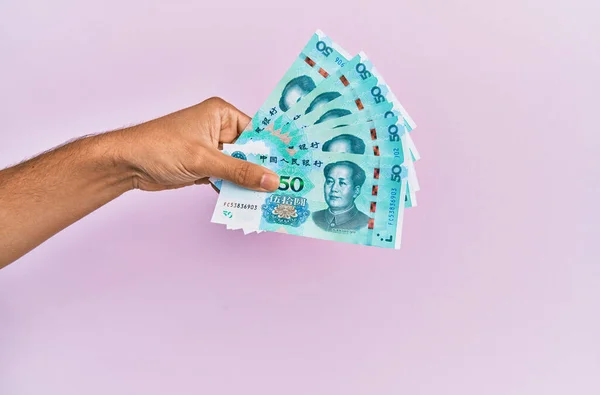 Mano Hispana Sosteniendo Billetes Yuanes Chinos Sobre Fondo Rosa Aislado —  Fotos de Stock