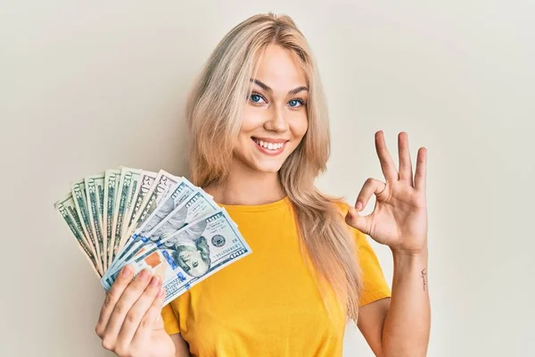Vacker Kaukasiska Blond Flicka Håller Dollar Gör Tecken Med Fingrar — Stockfoto