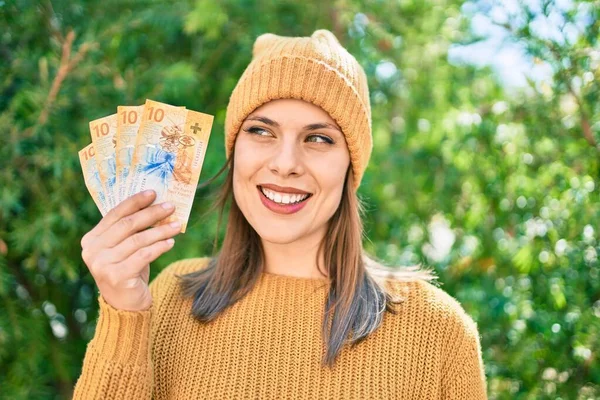 Jovem Loira Sorrindo Feliz Segurando Notas Franco Suíço Parque — Fotografia de Stock