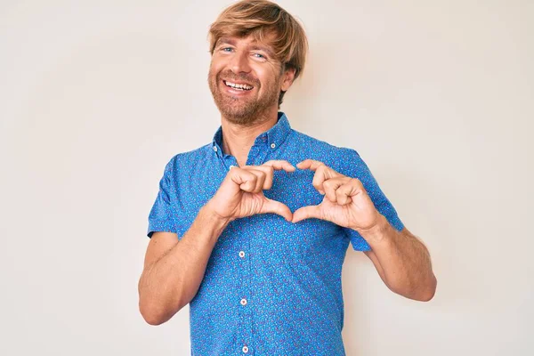 Ung Blond Man Klädd Avslappnade Kläder Leende Kärlek Gör Hjärta — Stockfoto