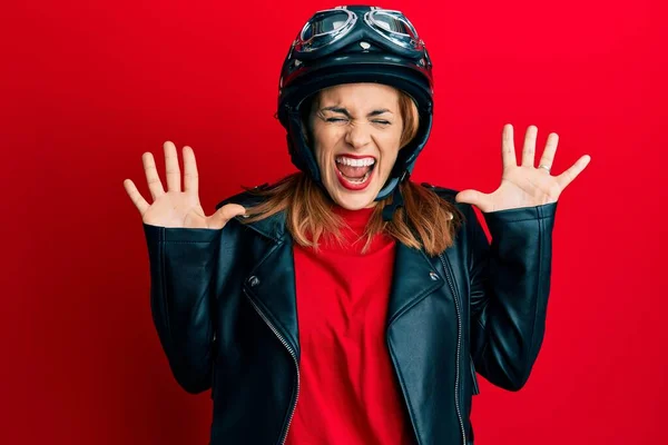 Mulher Jovem Hispânica Usando Capacete Motocicleta Celebrando Louco Louco Para — Fotografia de Stock